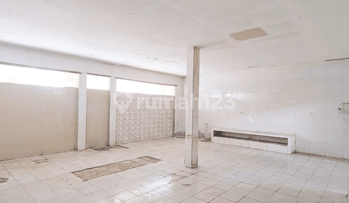 For Rent: Street-Facing Kiosk in Pondok Aren Area with a Strategic Location