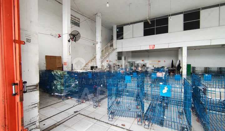 Warehouse with a Strategic Location Suitable for Various Businesses on Soekarno Hatta Main Road