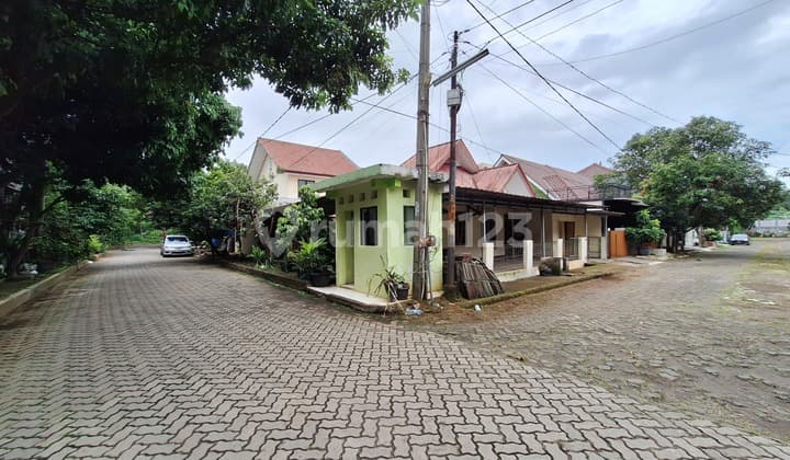 Rumah Luas di Hook Dalam Komplek
