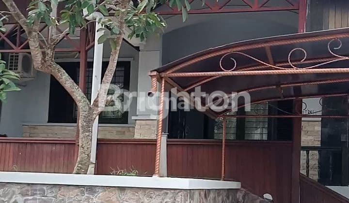 HOUSE IN THE MIDDLE OF THE CITY IN A HOUSING COMPLEX