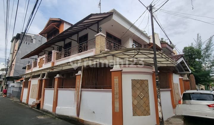 Hook House in Tanjung Duren, West Jakarta, Ready to Occupy and Neat