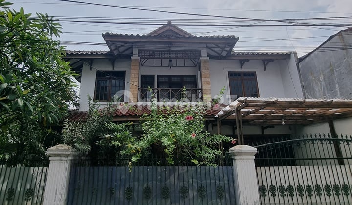 Rumah Hook di Tomang Jakarta Barat Semi Furnished