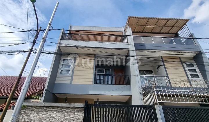 Rumah Bagus 3 Lantai di Duri Kepa Jakarta Barat Bebas Banjir