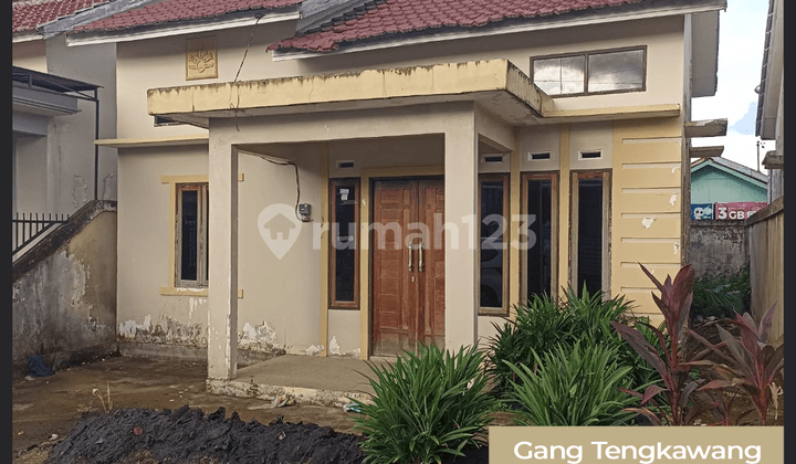 Rumah Dengan Kawasan Ramai di Jalan Komyos Sudarso