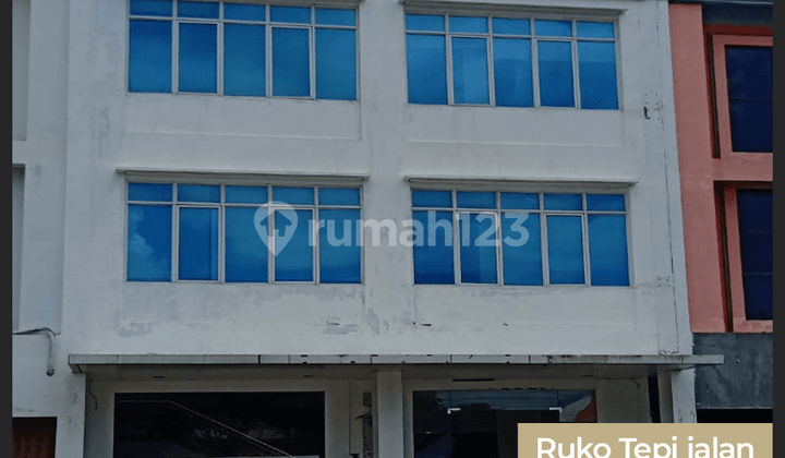Ruko Dengan Lokasi Strategis di Jalan Sungai Pinyuh