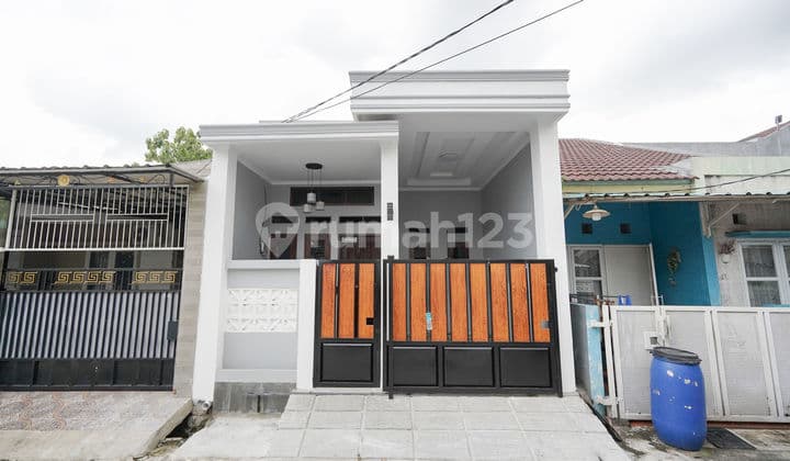 Rumah Strategis 15 Menit ke Summarecon Mall Bekasi Bebas Banjir J-37880