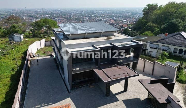 Rumah Mewah Di Candisari . Ada View Kota . Bangunan Baru