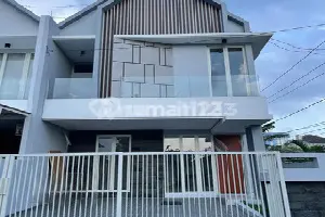 Rumah Modern Bagus SHM di Jl. Manyar Tirtoyoso Utara Iv, Klampis Ngasem, Kec. Sukolilo, Surabaya, Jawa Timur, Manyar