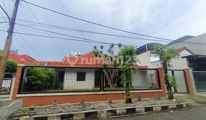 Rumah Asri Lingkungan Nyamandekat Sentra Kuliner di Darmo Baru Barat