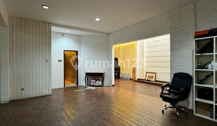 Land Calculation House in Kebayoran Baru with Balcony and Spacious Yard