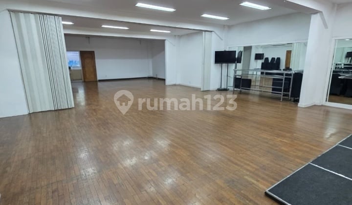 Commercial Building in Menteng, Former Martha Tilaar, Area 1054 M2