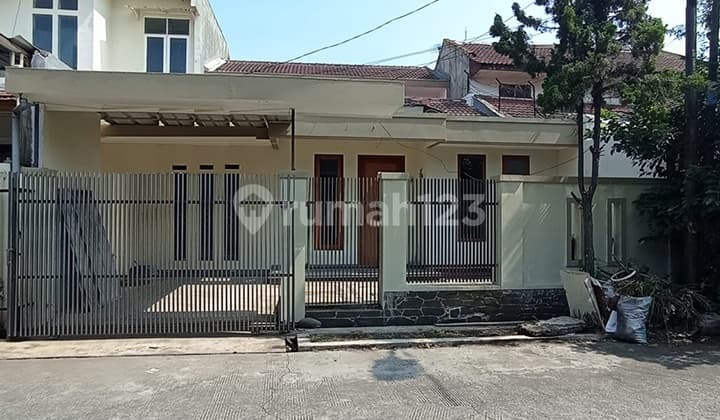 Rumah Siap Huni Lokasi One Gate System di Taman Holis Indah 1