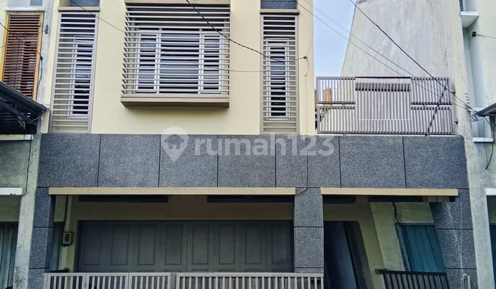 Good Shop House in a Crowded Area at Taman Kopo Indah 3