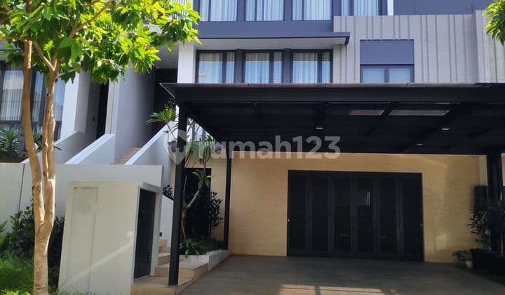 Dijual Rumah 3 Lantai Bagus SHM Hadap Utara di Navapark