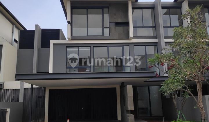 Disewakan Rumah Sultan Mewah 3 Lantai Baru Hadap Utara