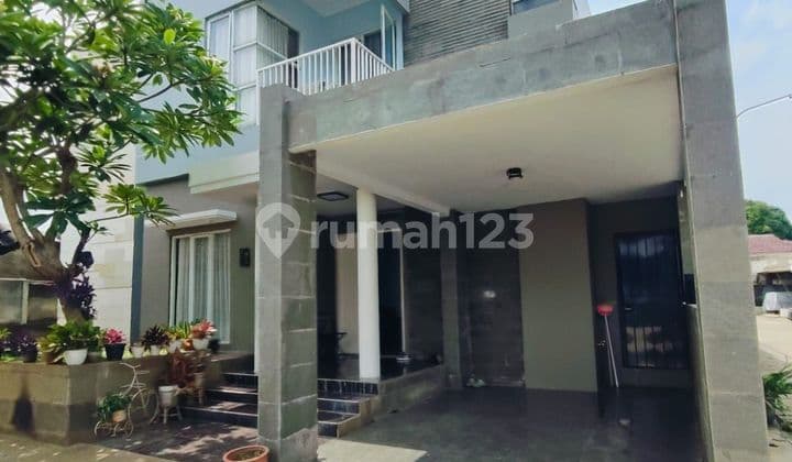 Rumah 2 Lantai Dengan Kolam Renang Villa Mutiara Cibubur