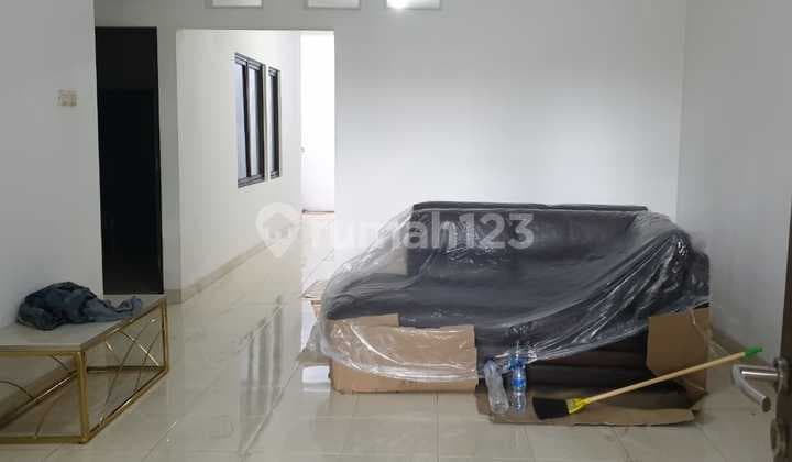 Dijual Or Sewa Rumah Semi Furnish Modern Startegis di Harapan indah