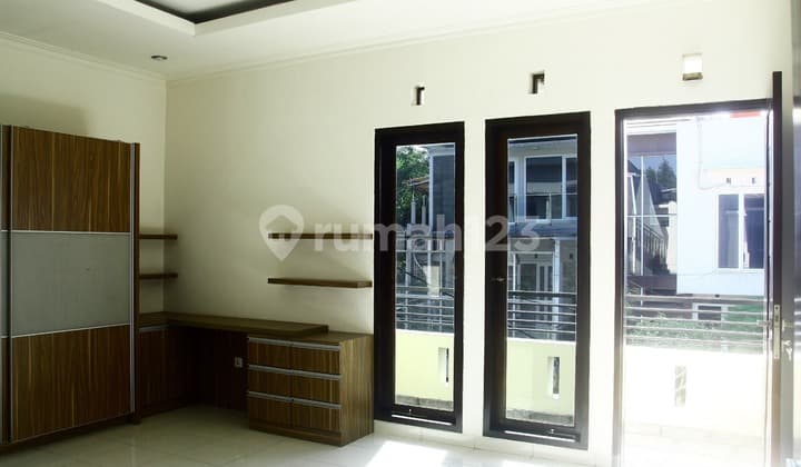 Rumah Modern Komplek Cigadung Dekat Dago Semi Furnished