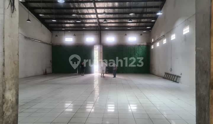 For Rent: Strategic Warehouse Near Moch Toha Toll Road