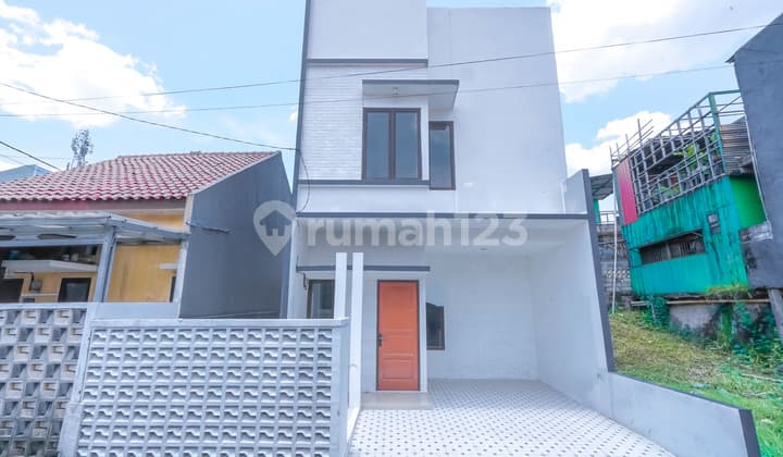 Rumah SHM 2 Lt Hadap Timur 6 Menit ke RS Citra Medika Depok J-38780