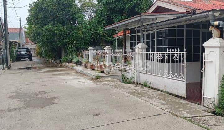 Rumah Hadap Selatan LT 240 SHM 7 Menit ke Kebayoran Park Mall J-45991