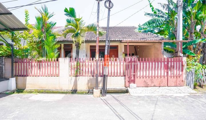 Rumah Strategis 9 Menit ke Gerbang Tol Cisalak 4 SHM Hadap Timur J34667