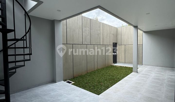 Rumah Modern Minimalis Siap Huni Lokasi Strategis di Pusat Kota BSD