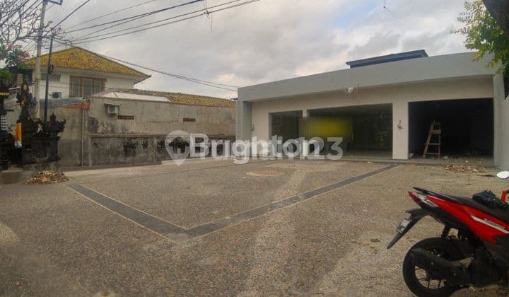 Main road kerobokan, sangat ramai, cocok untuk usaha