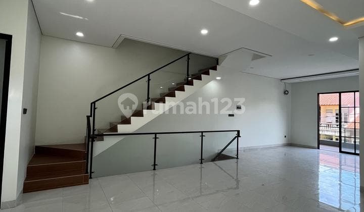 Rumah Baru 3 Lantai + Rooftop di Cilandak - Design Modern, Siap Huni, Harga Menarik!