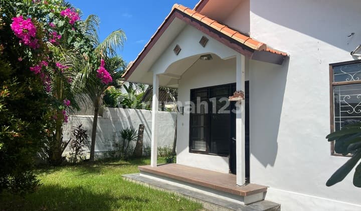 Rumah Semi Furnished Dengan Halaman Yang Luas 7 Menit Ke Side Walk Jimbaran