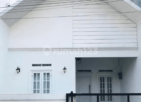 Dijual Rumah Minimalis Bergaya Scandinavian, Bebas Banjir di Dukuh Zamrud, Kec. Mustika Jaya, Kota Bekasi.
