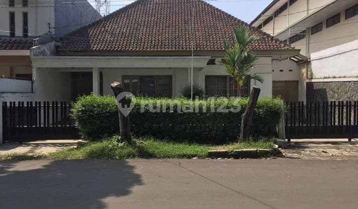 Contemporary House at an Attractive Price on Riau Martadinata Street, Bandung City