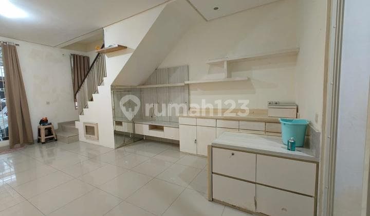 For Sale 2-Story House in Green Lake City, American Cluster