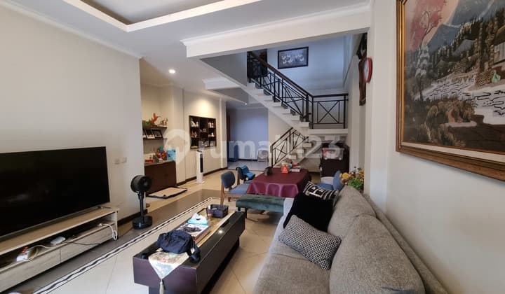 Rumah 2 Lantai Posisi Hook. Siap Huni. Minim Renov Di Pluit.