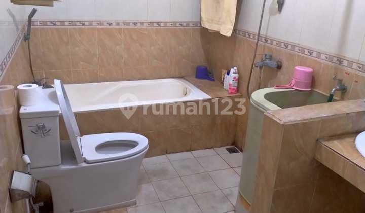 Rumah Bagus dan Luas Lingkungan Asri Dekat Tol di Jatiwaringin Jakarta (Mm)