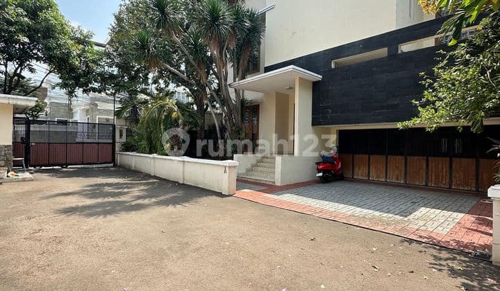 Rumah dengan Halaman yang Luas Area Kemang Jakarta Selatan