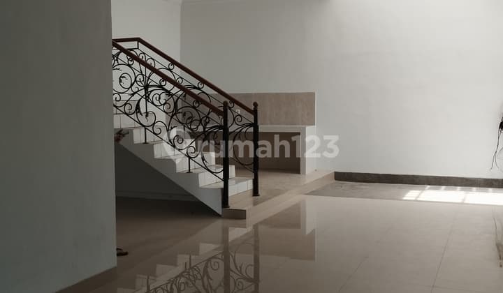 Dijual Cepat Rumah 2 LT Siap Huni Tki Taman Kopo Indah 2 Dekat Pasar Segar Dekat ke Mainroad Baru Renovasi