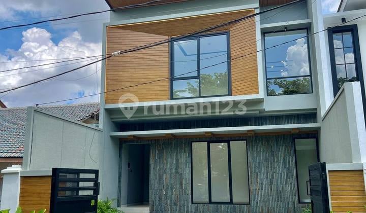 Rumah Baru Nuansa Tropical di Rungkut Asri 2 Lantai Hadap Selatan