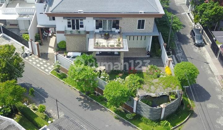 Rumah Mewah di Nginden Intan 2,5 Lantai Posisi Hoek Banyak Bonus