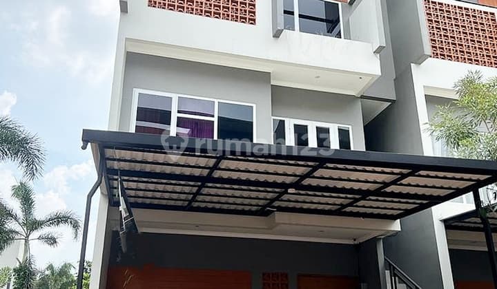 Rumah Modern Industrial Ada Kolam Renang Jagakarsa Jaksel