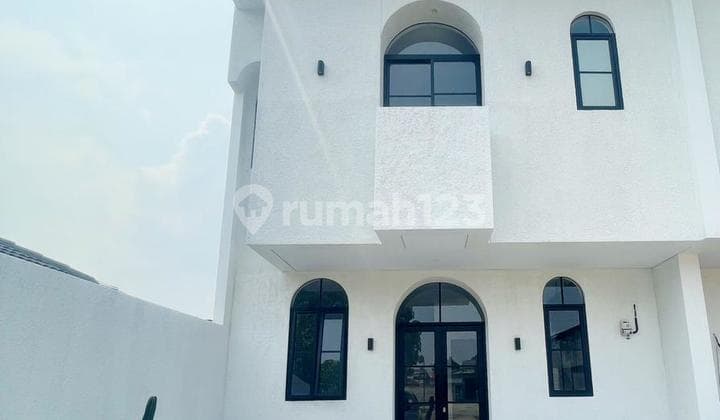 Rumah 2,5 Lantai Modern Etnik Desain Dalam Cluster di Pondok Ranggon Cipayung