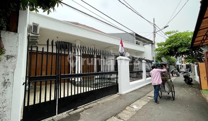 Rumah Bagus Hitung Tanah di Kebon Baru Tebet