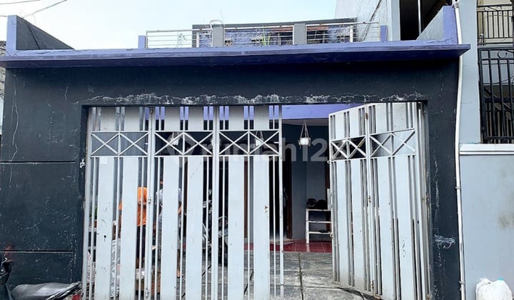 Rumah 3 Lantai lokasi Pinggir Jalan di Pejaten