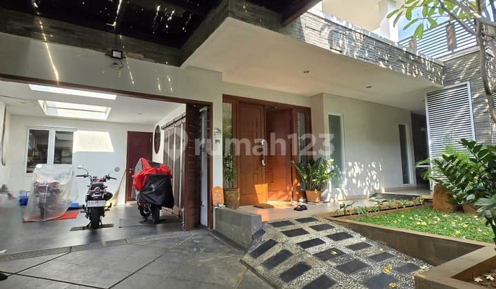 Rumah bagus siap huni 2 lantai luas 271 m2 Siap huni, Taman Biduri. Permata Hijau - Jakarta Selatan