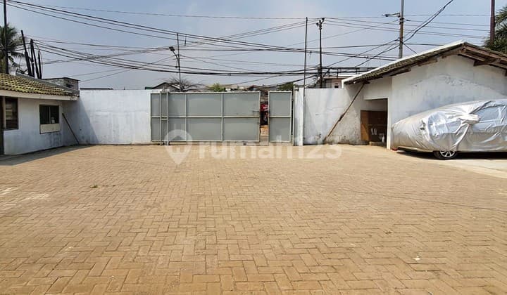 Di jual Gudang + Workshop + Office 2200 m2 siap pakai baru Renovasi di kapuk kamal raya.