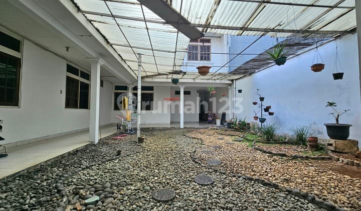 Rumah tinggal 1.5 lantai area komersial luas 433 m2, Jatinegara timur. Jakarta timur