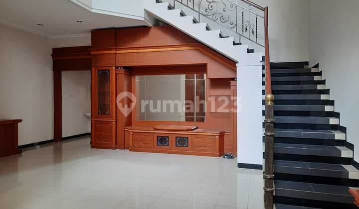 Dijual Rumah 2 Lantai di Graha Family Surabaya