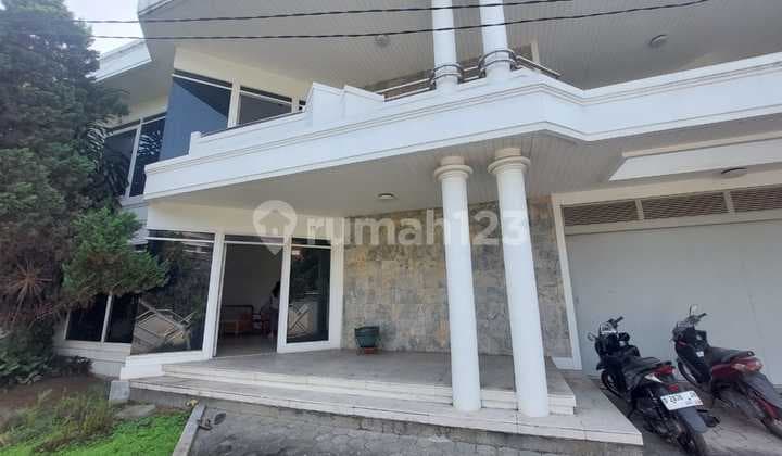 Rumah Klasik Kokoh di Terusan Sutami Sayap Setrasari. Lokasi Strategis 5 Menit Dari Tol Pasteur