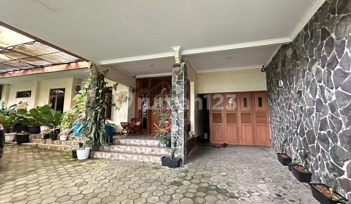 Rumah Nyaman Semi Furnished di Pasteur