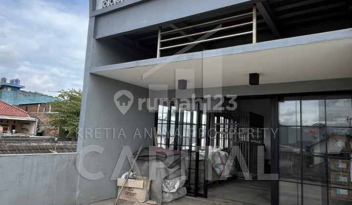 Sturdy Building / House with Open Plan Rooms without Partitions in Margaasih